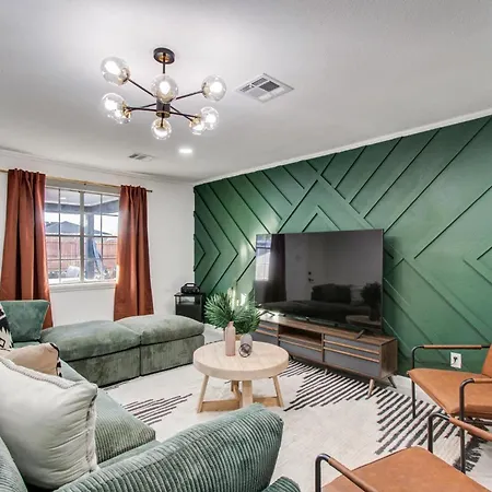 5-Bd 2-Ba Tranquil Retreat Ft Jacuzzi & Playground Villa